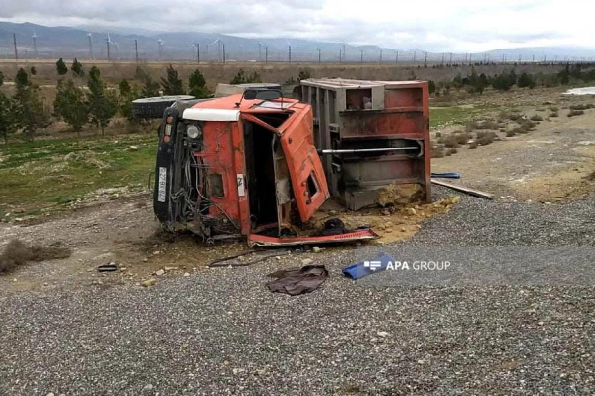 Bakı-Quba yolunda “KamAZ” aşıb